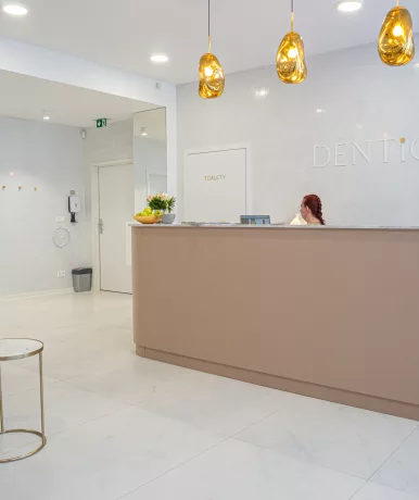 Chodba a čakáreň kliniky Dentique